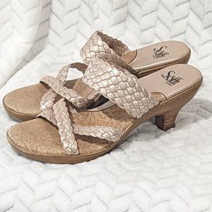Sofft Size 7 1/2 Leather Strappy Sandal. Beige/Light Pink Iridescent Color.